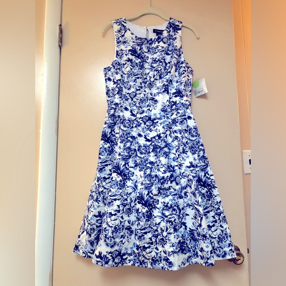 Liz Claiborne Fit and Flare Blue and White Floral Dress NWT size 8